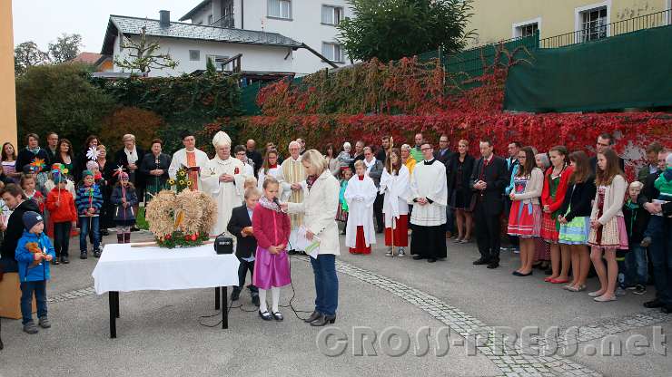 2016.10.16_09.05.51.JPG - Die Volksschulkinder sagen ihre Gedichte auf.