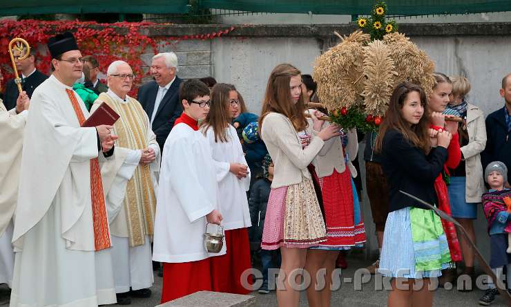 2016.10.16_09.10.59_01.JPG - Mädchen der Landjugend tragen die Erntedankkrone.