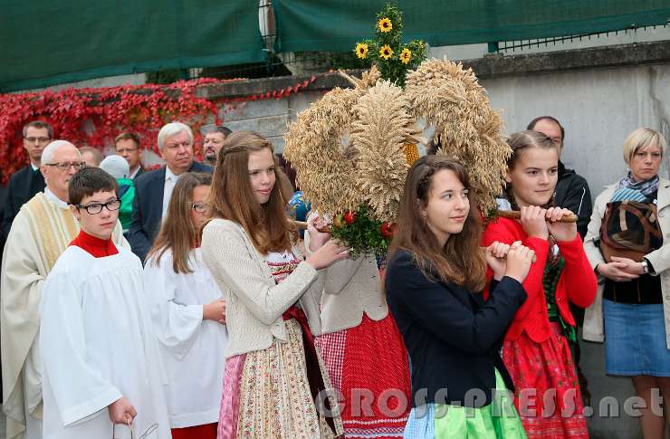 2016.10.16_09.11.57.JPG - Erntedankkrone, von Landjugend-"Dirnderln" getragen.