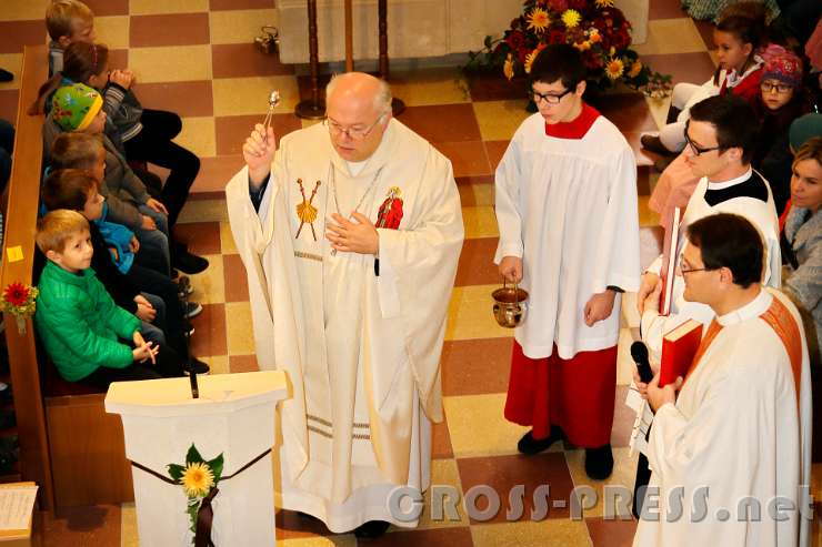 2016.10.16_09.27.40_c.JPG - Abt Petrus segnet den von P.Martin entworfenen Ambo.