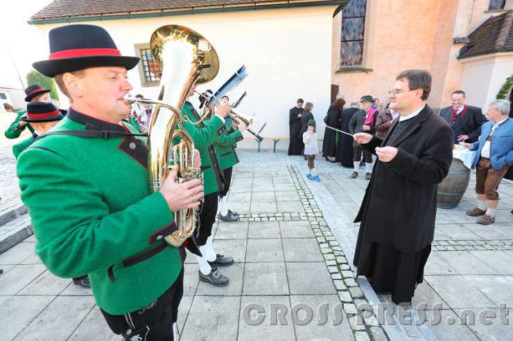 2016.10.16_11.35.23.JPG - Pfarrer P.Jacobus Tisch als Ehrendirigent.
