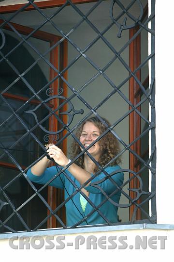 2008.07.27_11.26.37.JPG - Rapunzl ;)  alias Steffi von "Radio Maria" l�sst das Audiokabel herab.  Die hl.Messe wurde von RM live �bertragen.