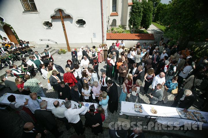 2008.07.27_11.32.29.JPG - Abt Berthold mit Pfarrangeh�rigen beim geselligen Ausklang am Kirchplatz bei Musik, Wein, Birnensaft und Broten...