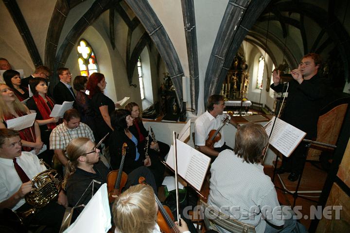 2008.07.27_08.35.42.JPG - Der ganze Chor und Orchester samt Dirgent Christian Schmidbauer "komprimiert" auf wenige Quadratmeter.  Dem Klang der tadellos aufgef�hrten "Kr�nungsmesse" Mozarts hat es aber keineswegs geschadet.