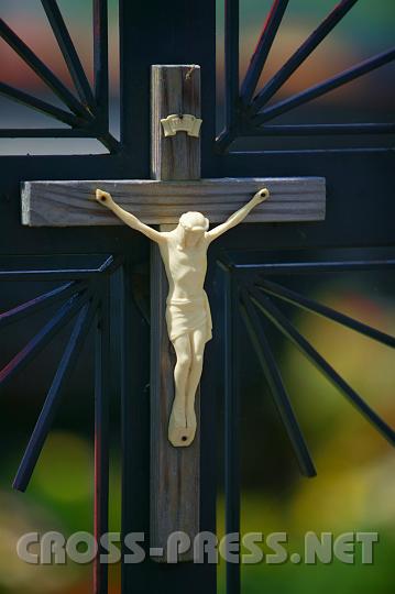 2008.07.27_13.00.55_01.jpg - Neben der Pfarrkirche ist gleich der Friedhof mit vielen Kleinoden.