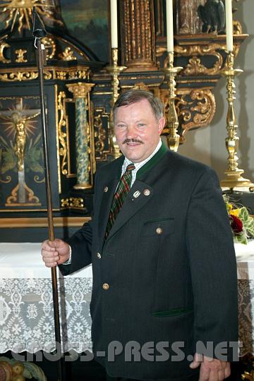2008.07.27_11.10.09.JPG - Mesner Karl Nu�baumer mit seiner "Dienstwaffe". ;) Er wurde f�r seine 40-j�hrige T�tigkeit mit dem Mesnerkreuz in Gold geehrt.