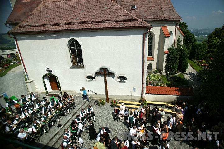 2008.07.27_11.35.32.JPG - Nach dem Festgottesdienst fand bei herrlichem Sommerwetter eine Agape am Kirchplatz statt. Pater Franz, der neben seinem Pfarrersein Musikprofessor am Stiftsgymnasium ist, �bernimmt gelegentlich gerne die Aufgabe des Dirigenten.