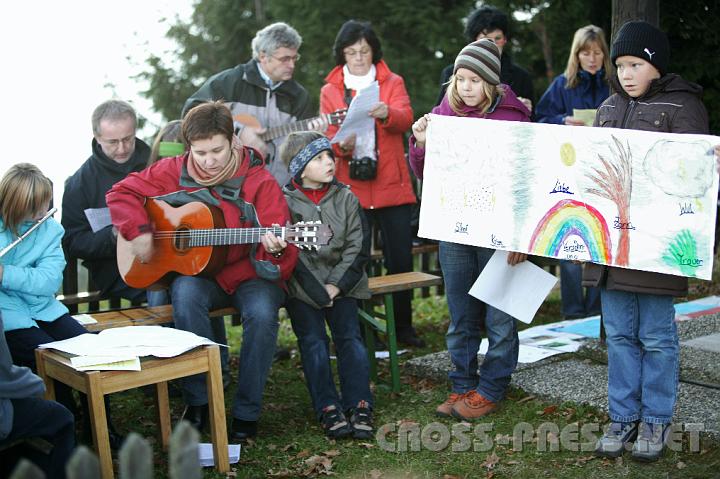 2008.10.26_17.47.06.JPG - Mag. Lucia Deinhofer sang mit Sch�lerInnen des Stiftsgymnasiums viele "Sch�pfungslieder"und den gesamten Sonnengesang des hl. Franziskus.
