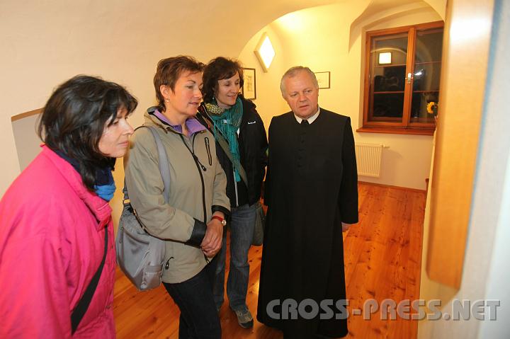 2010.05.29_00.21.50.jpg - Die letzten G�ste bei der nachmittern�chtlichen Pfarrhausbesichtigung.