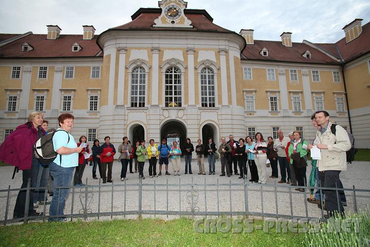 2010.05.28_20.08.43.jpg - Singend im Stiftshof stimmten sich die Wallfahrer auf Ihren n�chtlichen Pilgerweg durch Wiesen und W�lder nach St.Michael ein.