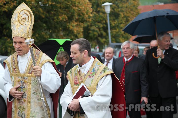 2012.10.07_08.42.46.jpg - Abt Berthold, Pfarrer P.Laurentius Resch, Bgm. Gerhard Wieser und Ortsvorsteher Heinz Berndl.