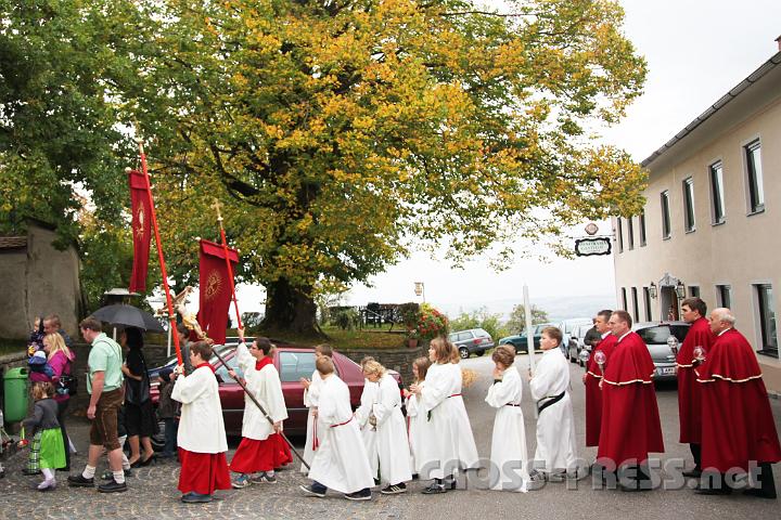 2012.10.07_08.44.04_exposure.jpg - Der Festzug vor den Stufen zur Pfarrkirche.