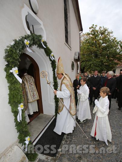 2012.10.07_08.45.48.jpg - Einzug in die Kirche.