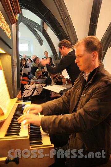2012.10.07_08.57.22.jpg - An der Orgel: Reinhold Meyer.  Im Hintergrund der Kirchenchor, dirigiert von Christian Schmidbauer. Aufgeführt wurde die "Jugendmesse" von Haydn.