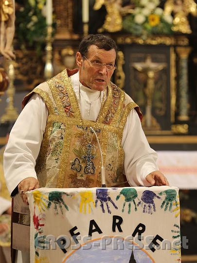 2012.10.07_09.06.28.jpg - Abt Berthold sprach von der ersten Nennung der Pfarre in einer Urkunde am 3.2.1312.