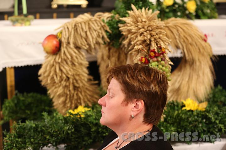 2012.10.07_09.23.14.jpg - Das Pfarrjubiläum wurde im Rahmen des Erntedankfestes gefeiert. Hier die Erntedankkrone.