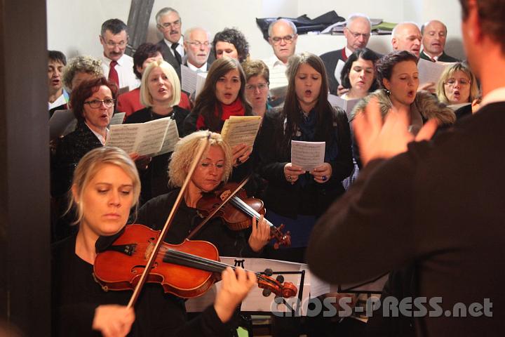 2012.10.07_09.29.45.jpg - Christian Schmidbauer und sein Chor.
