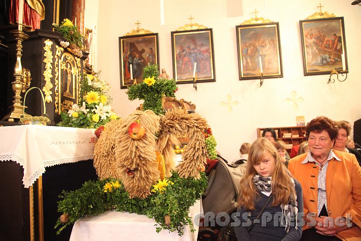 2012.10.07_09.46.03.jpg - Erntedankkrone. Erntedank wurde heuer wegen des Jubiläums, wie Abt Berthold meinte, zweifach gefeiert.