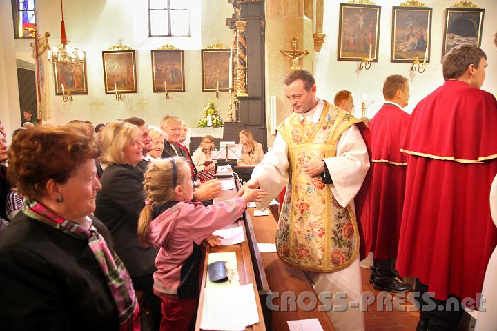 2012.10.07_09.51.55.jpg - Pfarrer P.Laurentius beim Friedensgruß.