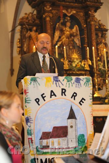 2012.10.07_10.06.36.jpg - Lektor Franz Schiefer gab die Pfarrtermine bekannt.