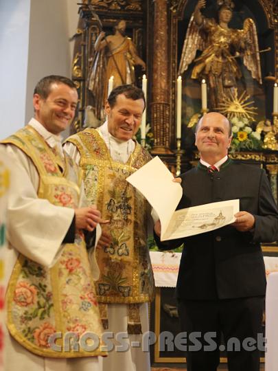 2012.10.07_10.19.45.jpg - Pfarrer P.Laurentius Resch und Abt Berthold Heigl mit Josef Streißlberger, dem Bischof Klaus Küng in einer Urkunde "Dank und Anerkennung" aussprach.