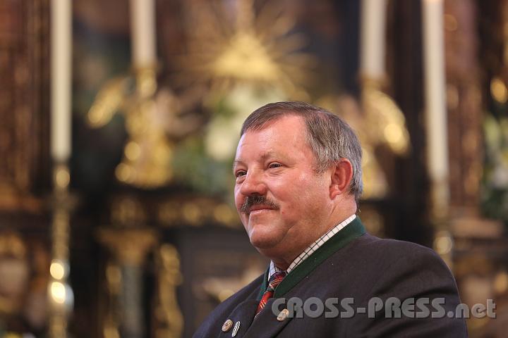 2012.10.07_10.21.51.jpg - Auch Mesner Karl Nußbaumer wurde geehrt.