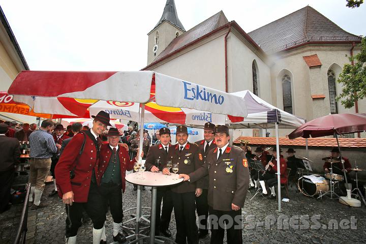 2012.10.07_10.40.49.jpg - Kapellmeister Eduard Gassner mit "Florianjüngern".  Bei so einer Feier sind alle Vereine vertreten.  ;)