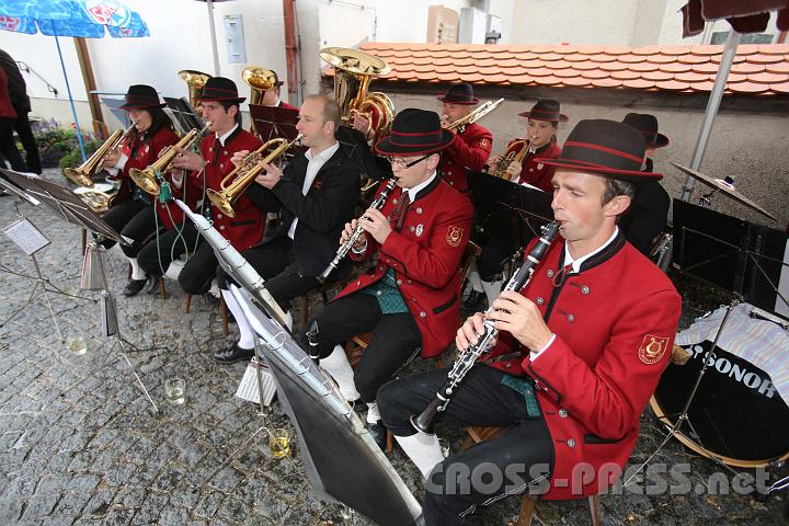 2012.10.07_10.44.01.jpg - Musikkapelle St.Michael spielte unter dem Zeltdach.