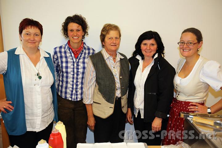 2012.10.07_10.54.40.jpg - Das Damen-Team des Pfarrkaffees im Pfarrhaus.