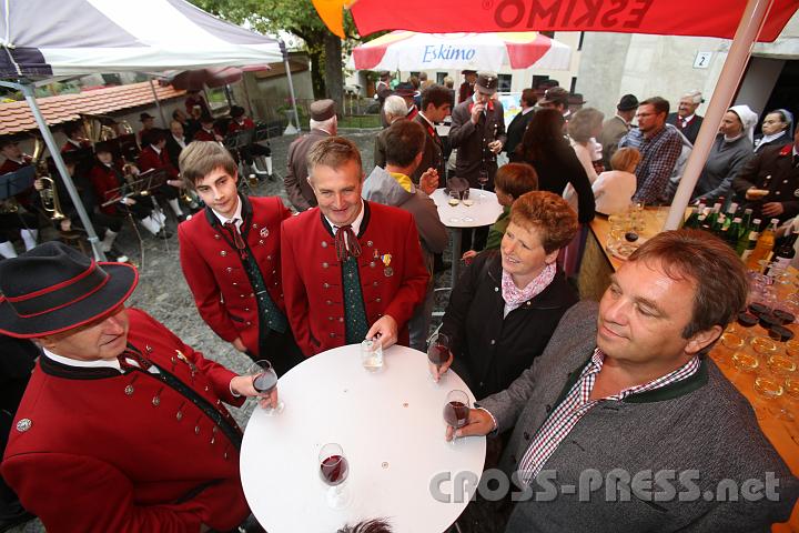 2012.10.07_10.57.38.jpg - Agape bei leichtem Regen am Kirchplatz.