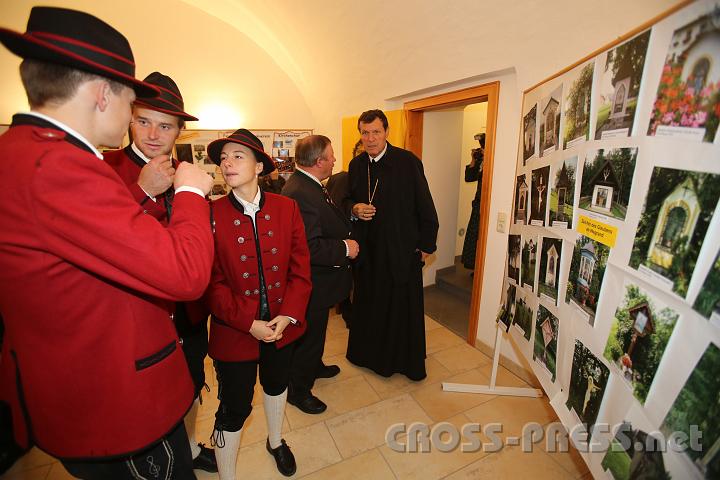 2012.10.07_11.54.37.jpg - Abt Berthold besichtigt die von P.Laurentius zusammengestellte Jubiläumsausstellung, die noch bis Allerheiligen besucht werden kann.