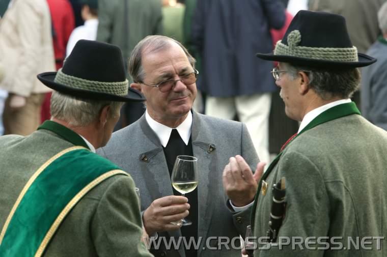 05.09.25_043 Pfarrer Schuh mit einem Langenloiser Tropfen, den er zu diesem Anla� wieder seiner neuen Pfarrgemeinde spendierte.