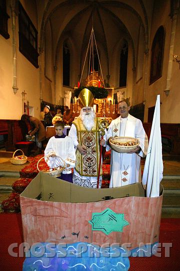 2007-12-06_18.48.19.JPG - 'Nikolo' und Pfarrer Anton Schuh verteilten k�rbeweise Schokonikolos.