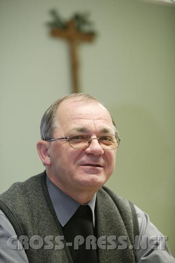 2008-01-09_10.22.46.JPG - Pfarrer Anton Schuh im Pfarrb�ro.