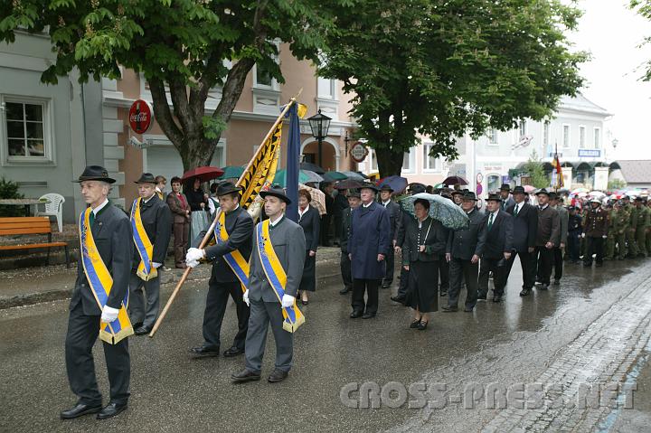 2008.05.22_08.58.32.JPG - Traditionell beteiligen sich auch Feuerwehr und Vereine an der Prozession