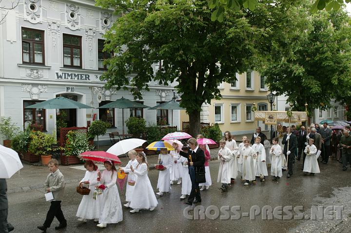 2008.05.22_09.01.30.JPG - Auch wenn's regnet, haben die Kinder Freude am Blumenstreuen.