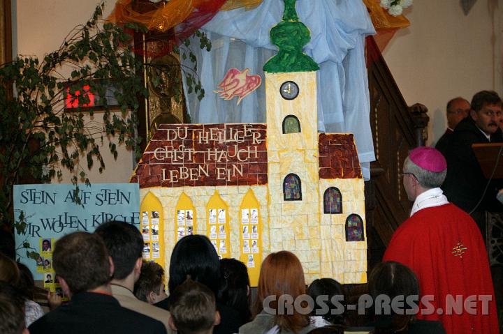 2008.05.24_10.16.02.JPG - Visitator Weihbischof Leichtfried "inspiziert" die St.Peterer Pfarrkirche, die die Firmlinge aus Bausteinen, die sie ja selbst sind,  zusammen gebaut haben.