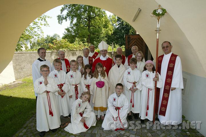 2008.05.24_11.43.55.JPG - Alle Ministranten freuen sich rieseig �ber ihren Weihbischof Anton Leichtfried.