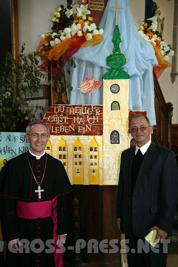 2008.05.24_11.49.43_01.JPG - Weihbischof Dr. Anton Leichtfried mit Pfarrer Anton Schuh vor der aus vielen Bausteinen von den Firmlingen gebauten Kirche.