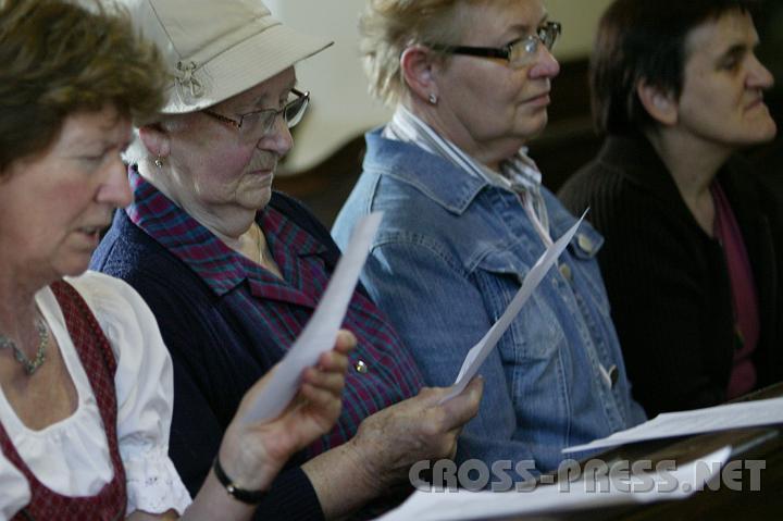 2008.05.24_17.26.08.JPG - Auch �ltere Semester waren beim Kindersegnen willkommen.
