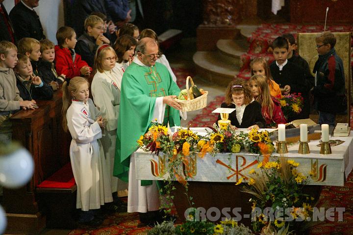 2008.09.28_09.22.37.JPG - Kinder der Volksschule bringen F�rbitten vor.