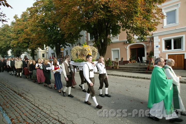 2008.09.28_08.58.38.JPG - ErnteDank-Krone, durch den herbstlichen Markt getragen von der Landjugend, angef�hrt von beiden Pfarrern.