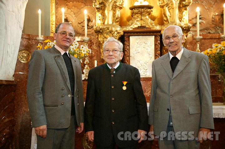 2008.09.28_10.14.49.JPG - Herr Johann Steinbichler wurde als langj�hriger Vorbeter mit dem Hippolyt-Orden der Di�zese ausgezeichnet. V.l.n.r.: Pfarrer Anton Schuh, Johann Steinbichler, Altpfarrer Monsignore Alois Sallinger.
