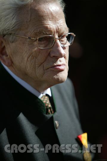 2008.09.28_11.15.38_01.JPG - Als Tischler und Vorbeter r�stiger Doppelrentner:  Johann Steinbichler mit dem Hippolytorden bei der Agape.