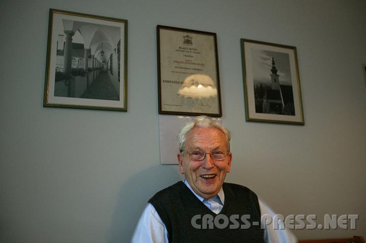 2008.10.03_15.59.30_01.JPG - Johann Steinbicheler war fast ein halbes Jahrhundert im Schloss als Verwalter t�tig wo er mit seiner Familie auch gelebt hat.   Hier in seiner neuen Wohnung unter der bisch�flichen Auszeichnung.