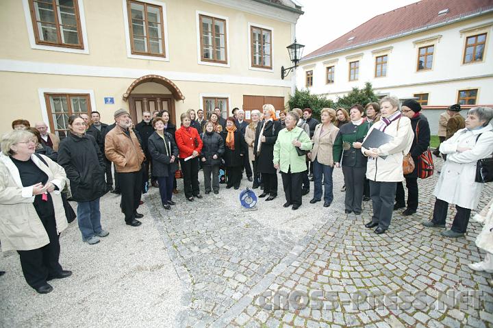 2008.10.26_11.19.32.JPG - Ein "Zugabe-Auftritt" auf dem Kirchplatz nach der Messe.