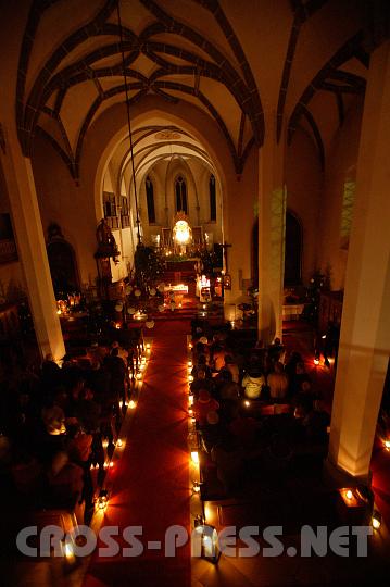 2008.12.20_06.32.13.JPG - Keine Stromsparma�nahme in der Kirche:  um die Seele zu erleuchten, ben�tigt man den elektrischen Strom nicht.