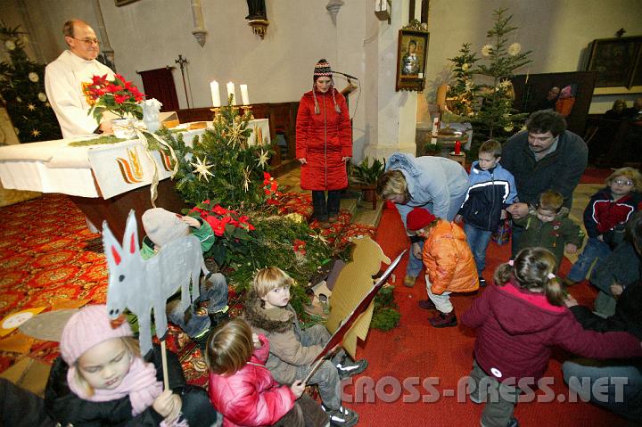 2008.12.24_10.07.12.JPG - Die Kinder schm�ckten gemeinsam die Krippe.
