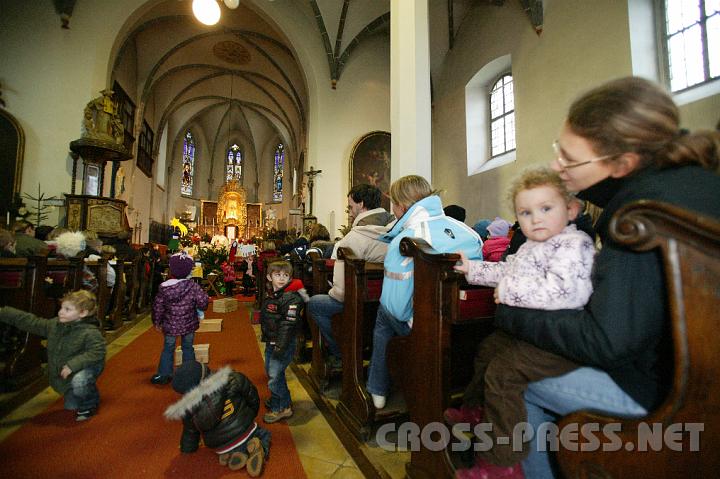 2008.12.24_10.14.05.JPG - Kirche als Spielwiese.   Bei der neuen "Baby-Mette" ist auch laufen und laut sein erlaubt.  :)