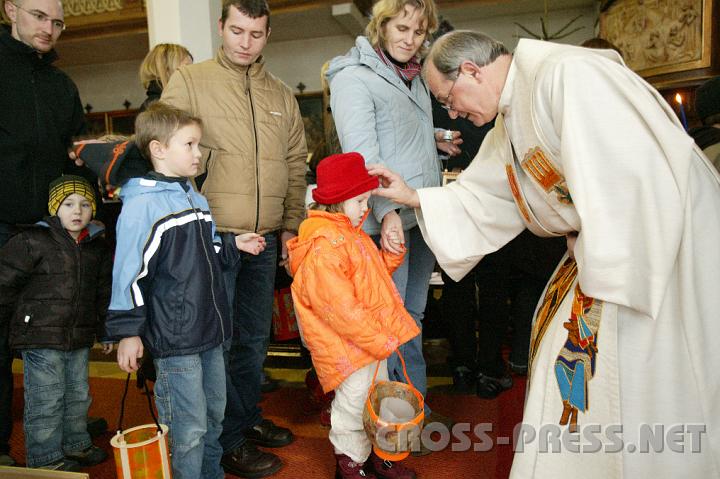 2008.12.24_10.25.21.JPG - Die Kinder bekamen von Pfarrer Anton Schuh den "Christkindsegen".   Er selbst ist �berigens auch ein "Christkind", weil am Christtag geboren.